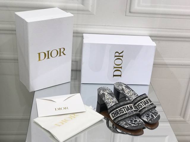 平底 粗跟 Dior ~D家2022新款女拖鞋 ，字母logo立体刺绣凉鞋 鞋面：鞋面原版一致高温水溶棉质电绣科技面料 内里：水染羊皮内里 大底：意大利真皮大底