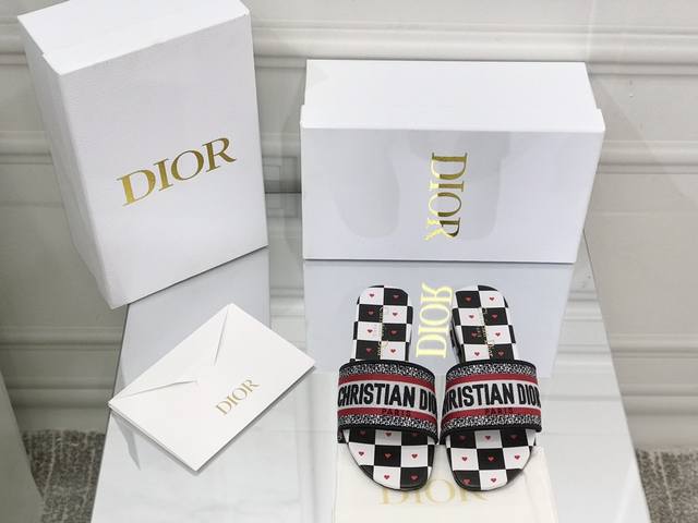 平底 粗跟 Dior ~D家2022新款女拖鞋 ，字母logo立体刺绣凉鞋 鞋面：鞋面原版一致高温水溶棉质电绣科技面料 内里：水染羊皮内里 大底：意大利真皮大底