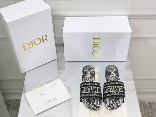 平底 粗跟 Dior ~D家2022新款女拖鞋 ，字母logo立体刺绣凉鞋 鞋面：鞋面原版一致高温水溶棉质电绣科技面料 内里：水染羊皮内里 大底：意大利真皮大底