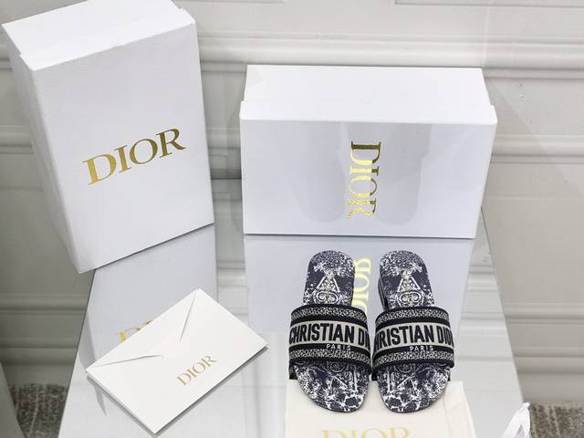 平底 粗跟 Dior ~D家2022新款女拖鞋 ，字母logo立体刺绣凉鞋 鞋面：鞋面原版一致高温水溶棉质电绣科技面料 内里：水染羊皮内里 大底：意大利真皮大底