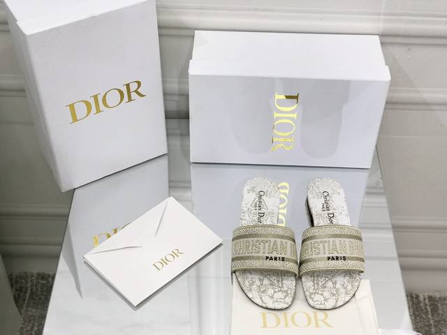 平底 粗跟 Dior ~D家2022新款女拖鞋 ，字母logo立体刺绣凉鞋 鞋面：鞋面原版一致高温水溶棉质电绣科技面料 内里：水染羊皮内里 大底：意大利真皮大底