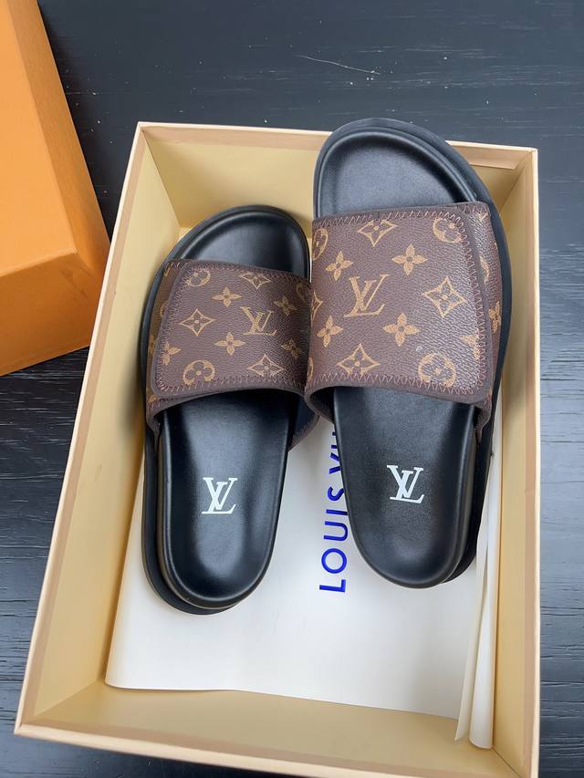 Louis Vuitton 2023春夏最新爆款魔术贴系列 代购级别稀品上新 此款是明星大网红的最爱 简约大气的一款凉鞋 一眼就挪不开眼的好款！厚底增高的效果