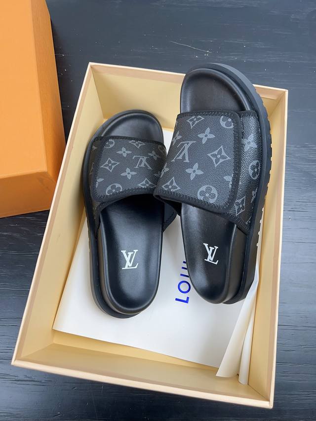 Louis Vuitton 2023春夏最新爆款魔术贴系列 代购级别稀品上新 此款是明星大网红的最爱 简约大气的一款凉鞋 一眼就挪不开眼的好款！厚底增高的效果