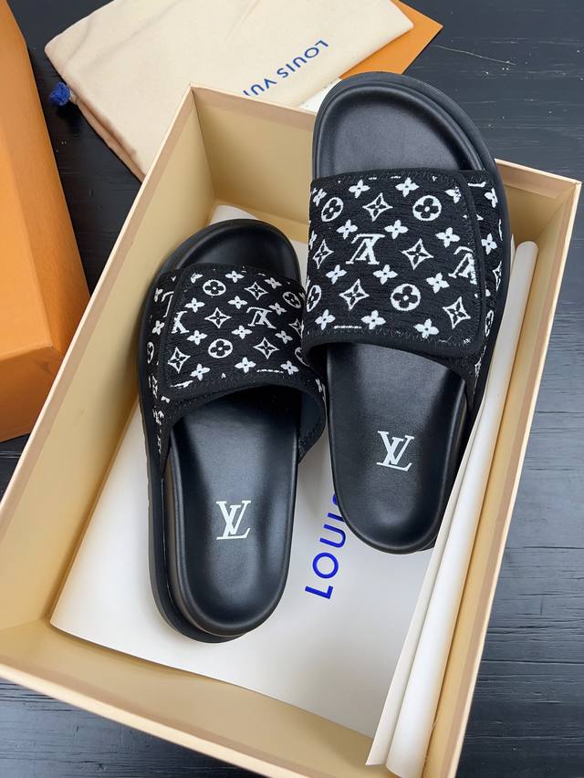 Louis Vuitton 2023春夏最新爆款魔术贴系列 代购级别稀品上新 此款是明星大网红的最爱 简约大气的一款凉鞋 一眼就挪不开眼的好款！厚底增高的效果