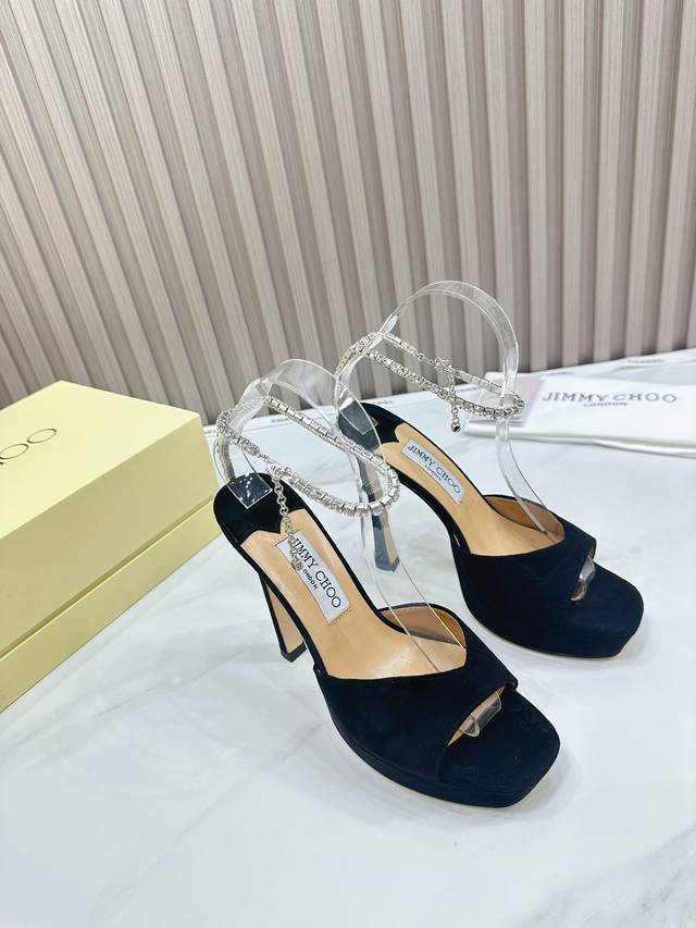 出厂 Jimmy Choo 吉米周 是一个非常全面之尊贵时尚生活品牌， 香港,美国等大时尚博主及明星的同款表带女士高跟，中跟，平跟后空凉鞋系列。 澳大利亚尖头