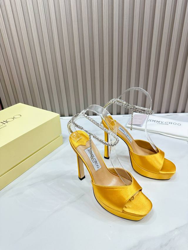 出厂 Jimmy Choo 吉米周 是一个非常全面之尊贵时尚生活品牌， 香港,美国等大时尚博主及明星的同款表带女士高跟，中跟，平跟后空凉鞋系列。 澳大利亚尖头