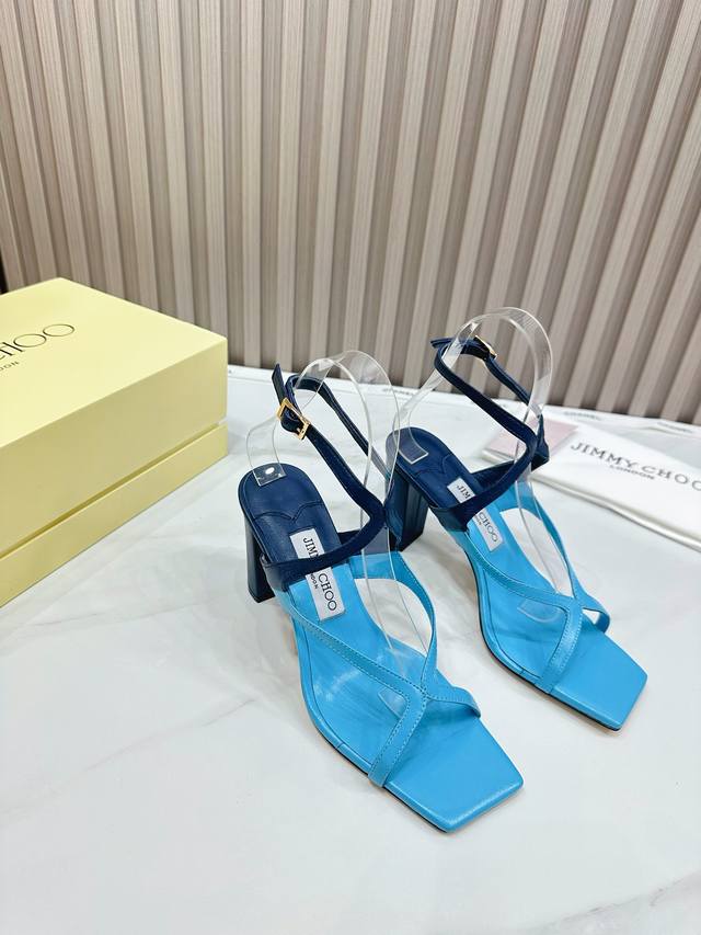 出厂 Jimmy Choo 吉米周 是一个非常全面之尊贵时尚生活品牌， 香港,美国等大时尚博主及明星的同款表带女士高跟，中跟，平跟后空凉鞋系列。 澳大利亚尖头