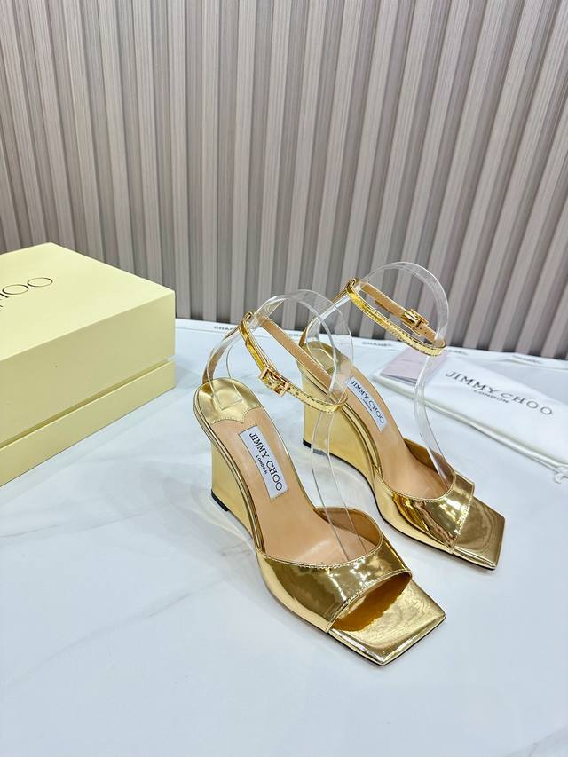 出厂 Jimmy Choo 吉米周 是一个非常全面之尊贵时尚生活品牌， 香港,美国等大时尚博主及明星的同款表带女士高跟，中跟，平跟后空凉鞋系列。 澳大利亚尖头