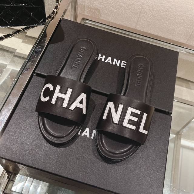 顶级品质 Chanel 24新品字母logo拖鞋！ 顶级品质非市面山寨版本pk 小香的鞋子从来不会让你失望，最懂女人心 这双拖着实有点惊艳’‘上脚好看时髦又好穿