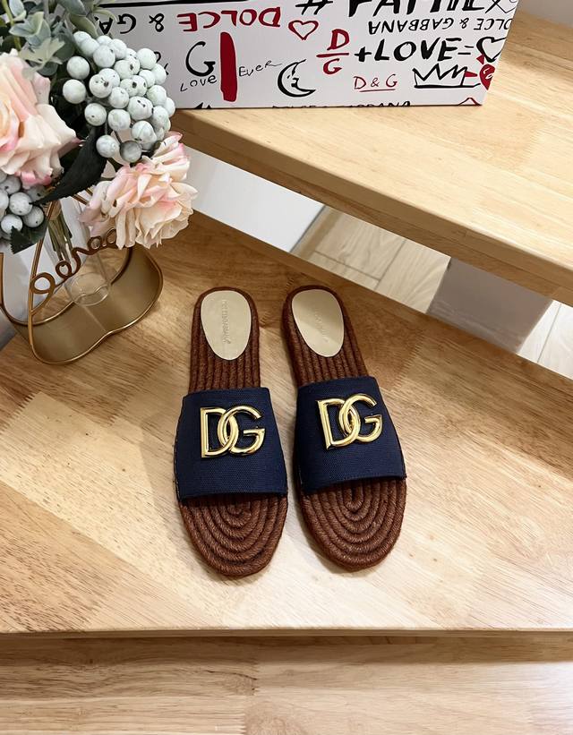 Dolce&Gabbnna杜嘉.班纳d&G麻底拖鞋渔夫鞋dg的风格真是越来越时尚了，超美的色彩搭配，让人一眼就爱上它清凉一夏感觉鞋面是羊皮、Dg大金扣，非常精美