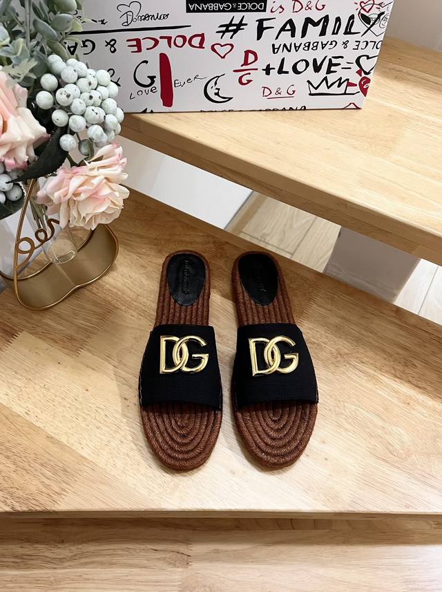 Dolce&Gabbnna杜嘉.班纳d&G麻底拖鞋渔夫鞋dg的风格真是越来越时尚了，超美的色彩搭配，让人一眼就爱上它清凉一夏感觉鞋面是羊皮、Dg大金扣，非常精美