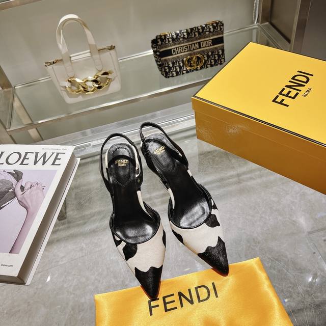 Fen.Di Frist系列 露跟鞋 高版本 出厂价 _____________________ Fendi First露跟鞋，采用锥形鞋尖和踝带设计。错色波点