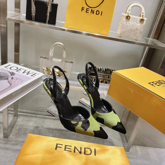 Fen.Di Frist系列 露跟鞋 高版本 出厂价 _____________________ Fendi First露跟鞋，采用锥形鞋尖和踝带设计。错色波点