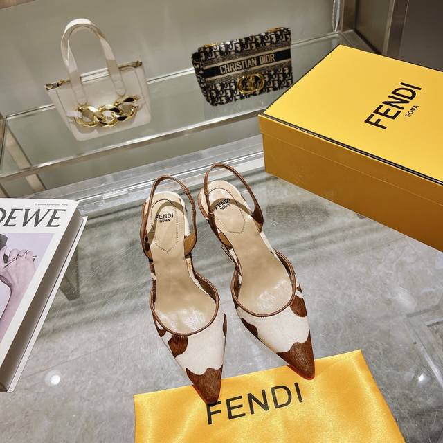 Fen.Di Frist系列 露跟鞋 高版本 出厂价 _____________________ Fendi First露跟鞋，采用锥形鞋尖和踝带设计。错色波点