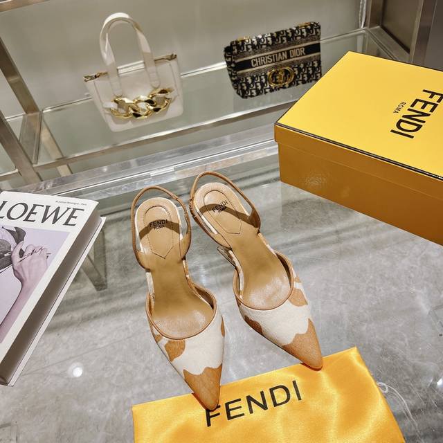 Fen.Di Frist系列 露跟鞋 高版本 出厂价 _____________________ Fendi First露跟鞋，采用锥形鞋尖和踝带设计。错色波点