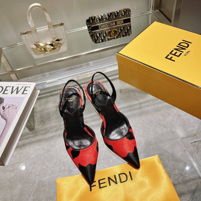 Fen.Di Frist系列 露跟鞋 高版本 出厂价 _____________________ Fendi First露跟鞋，采用锥形鞋尖和踝带设计。错色波点