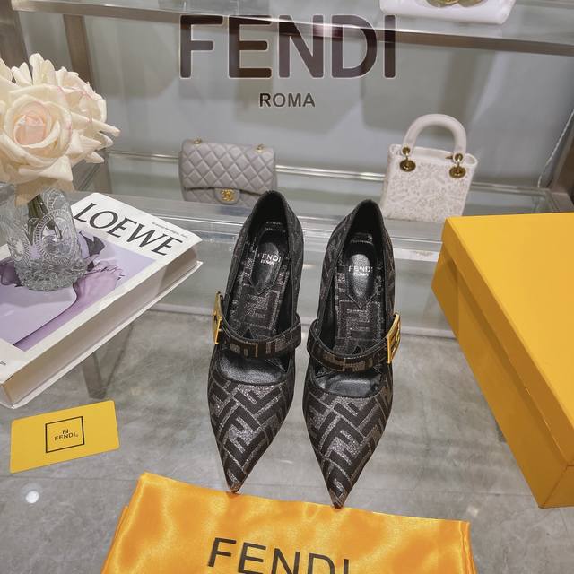 芬迪 4 秀场专柜新款 单鞋 出厂价 Fendi 芬迪最新爆款金属饰带单鞋，时尚且兼备功能性的双f金属饰带 ，整体采用锥形鞋尖和搭扣设计 ，配色简约，黑色釉面鞋