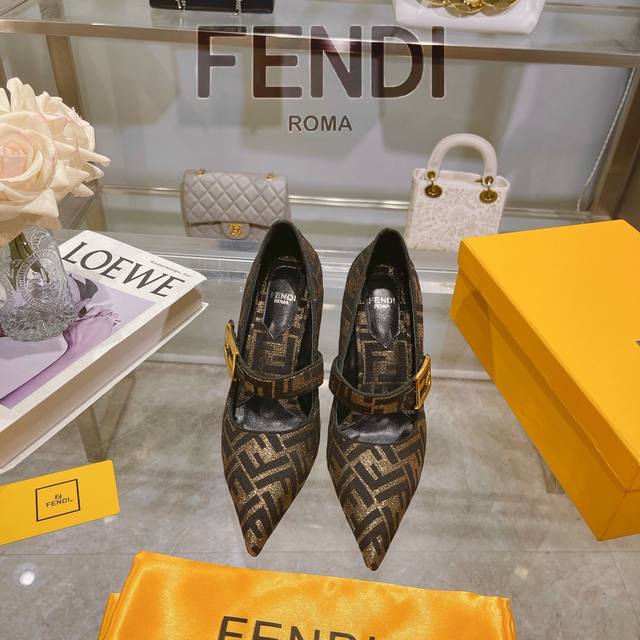 芬迪 4 秀场专柜新款 单鞋 出厂价 Fendi 芬迪最新爆款金属饰带单鞋，时尚且兼备功能性的双f金属饰带 ，整体采用锥形鞋尖和搭扣设计 ，配色简约，黑色釉面鞋