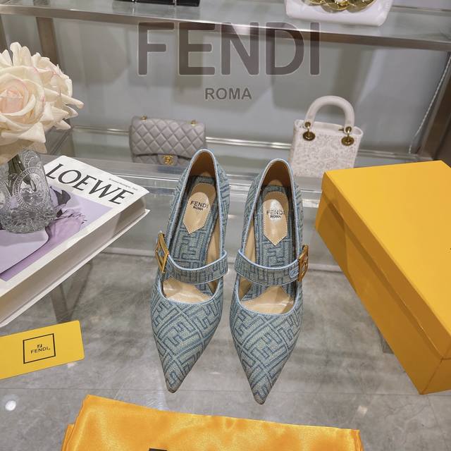 芬迪 4 秀场专柜新款 单鞋 出厂价 Fendi 芬迪最新爆款金属饰带单鞋，时尚且兼备功能性的双f金属饰带 ，整体采用锥形鞋尖和搭扣设计 ，配色简约，黑色釉面鞋