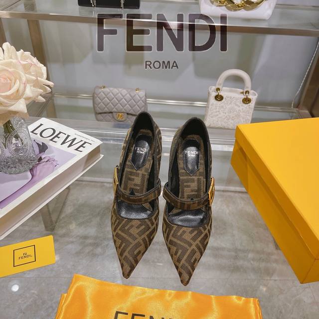 芬迪 4 秀场专柜新款 单鞋 出厂价 Fendi 芬迪最新爆款金属饰带单鞋，时尚且兼备功能性的双f金属饰带 ，整体采用锥形鞋尖和搭扣设计 ，配色简约，黑色釉面鞋