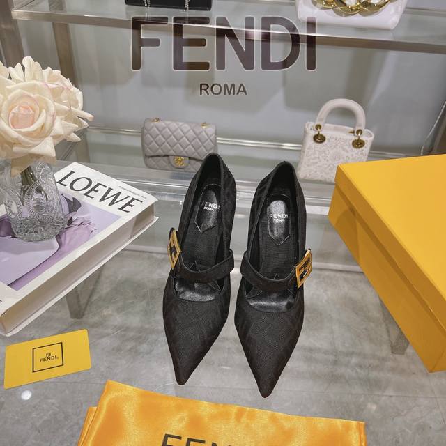 芬迪 4 秀场专柜新款 单鞋 出厂价 Fendi 芬迪最新爆款金属饰带单鞋，时尚且兼备功能性的双f金属饰带 ，整体采用锥形鞋尖和搭扣设计 ，配色简约，黑色釉面鞋