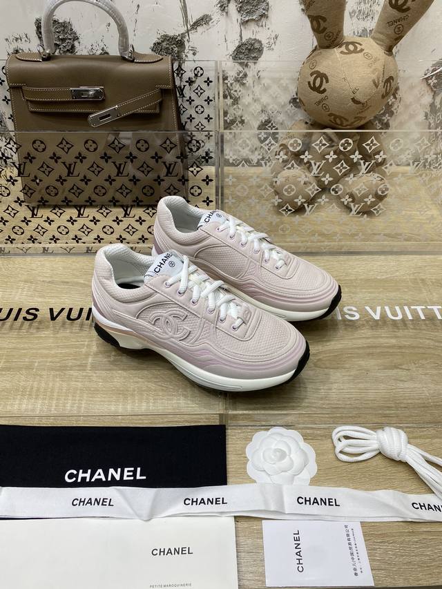 Chanel~~24S早春秀款；麂皮运动鞋 最新；走秀系列； 柜一鞋难求 拼接鞋面，超软暴走不累3.5Cm原版双色底 35 41正码 全套包装