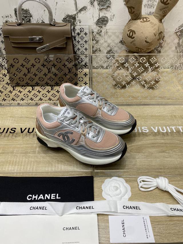 Chanel~~2024早春度假系列；金色银色运动鞋 最新；国外走秀系列； 拼接鞋面 金属色皮镀膜网面 3.5Cm原版双色底 35 40正码 配套包装