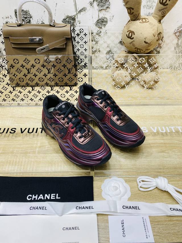 Chanel~~2024早春度假系列；金色银色运动鞋 最新；国外走秀系列； 拼接鞋面 金属色皮镀膜网面 3.5Cm原版双色底 35 40正码 配套包装