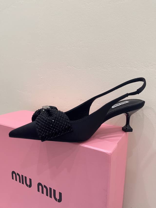 最高版出厂 缪缪早春新品 Miu Miu 23 尖头后空水钻高跟凉鞋 订银色扣，订银色扣，订银色扣 一眼看上miumiu这双高跟鞋，上脚果然更惊艳~ 缎面、尖头