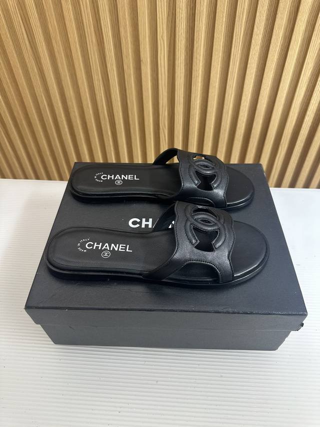 厂价 市场最高版本2024Chanel 新品母皮扣拖鞋！ 小香的鞋子从来不会让你失望，最懂女人心 这双拖着实有点惊艳’‘上脚好看时髦又好穿# 脚感柔软舒适的少女