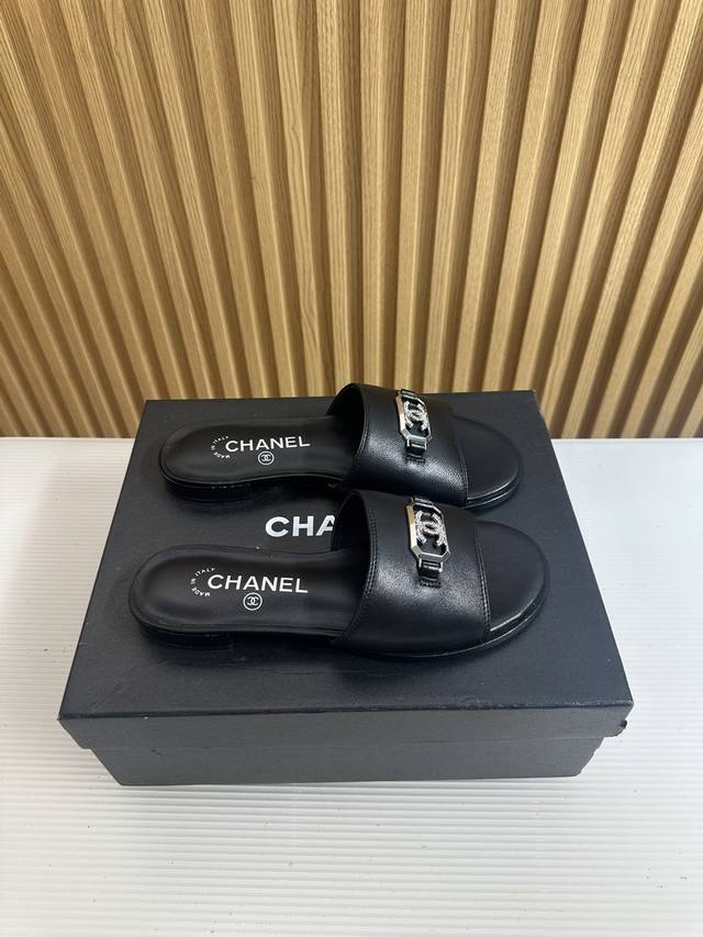 厂价 市场最高版本2024Chanel 新品金属扣母拖鞋！ 小香的鞋子从来不会让你失望，最懂女人心 这双拖着实有点惊艳’‘上脚好看时髦又好穿# 脚感柔软舒适的少