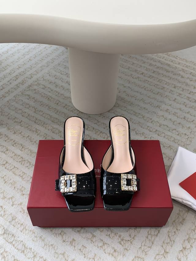 Roger Vivier 24Ss春夏新款 粗跟 方头 拖鞋 一眼爱上无法自拔气质凉鞋 简直是百搭黑科技 好穿墙推！ 非常包脚，显腿长修饰脚型 舒服到爆 买它就