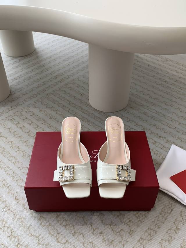 Roger Vivier 24Ss春夏新款 粗跟 方头 拖鞋 一眼爱上无法自拔气质凉鞋 简直是百搭黑科技 好穿墙推！ 非常包脚，显腿长修饰脚型 舒服到爆 买它就