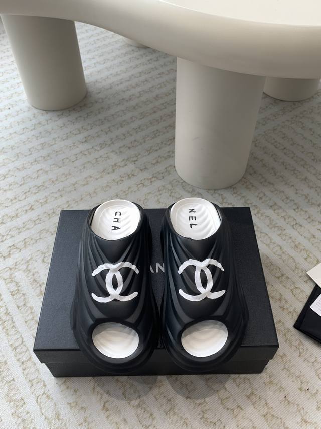 Chanel 厚度松糕拖鞋 超舒适光腿穿 回头率满分 踩屎感拖～百搭无敌显瘦 博主热门单品推送码数:36-41