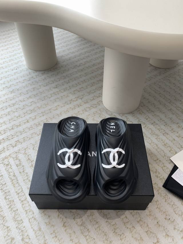 Chanel 厚度松糕拖鞋 超舒适光腿穿 回头率满分 踩屎感拖～百搭无敌显瘦 博主热门单品推送码数:36-41