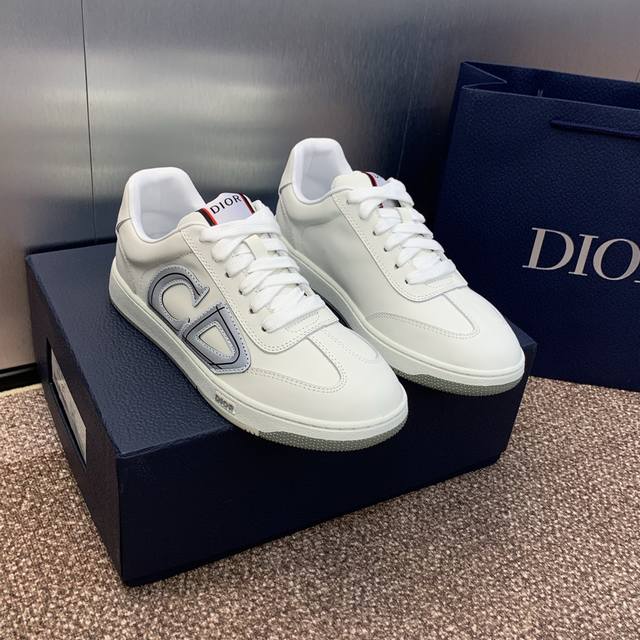 工厂价 迪奥 Dior Homme 2024春夏最新情侣款休闲系带小白鞋 Cd字母logo夜光拼色德训鞋 明星同款平底圆头复古运动板鞋 市场顶级版本 材质：鞋面