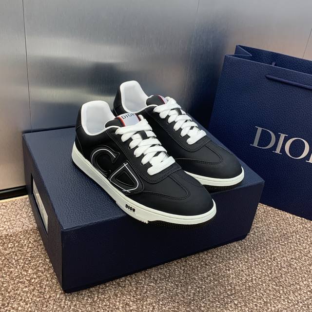 工厂价 迪奥 Dior Homme 2024春夏最新情侣款休闲系带小白鞋 Cd字母logo夜光拼色德训鞋 明星同款平底圆头复古运动板鞋 市场顶级版本 材质：鞋面