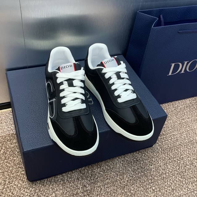 工厂价 迪奥 Dior Homme 2024春夏最新情侣款休闲系带小白鞋 Cd字母logo夜光拼色德训鞋 明星同款平底圆头复古运动板鞋 市场顶级版本 材质：鞋面