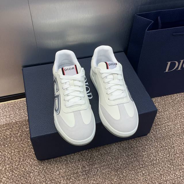 工厂价 迪奥 Dior Homme 2024春夏最新情侣款休闲系带小白鞋 Cd字母logo夜光拼色德训鞋 明星同款平底圆头复古运动板鞋 市场顶级版本 材质：鞋面