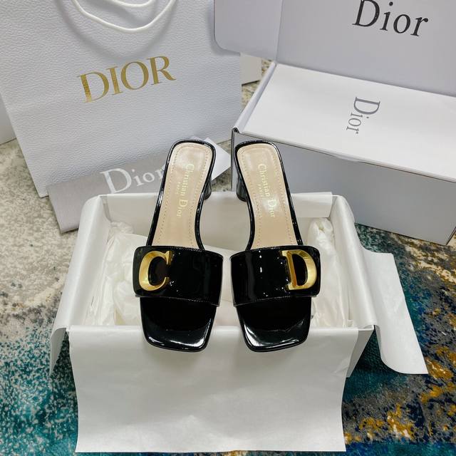 带飞机盒 Dior23*新品cd金属扣拖鞋！ 经典标识，简约金属c D字母扣提升格调！5Cm小圆柱跟设计更加舒适百搭！ 鞋面：牛漆皮 天鹅绒 内里 垫脚：羊皮