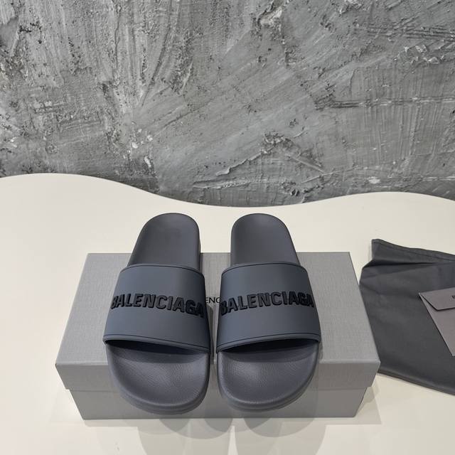 Balenciaga 巴黎世家 顶级版本，版本升级原版开模，致大底私模开版，T材质，一字带特别包脚舒适，松口和勒脚都不会有！脚感舒适升级版发泡脚床，记忆回弹所有