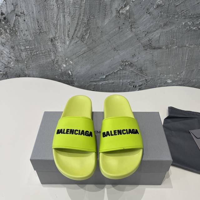 Balenciaga 巴黎世家 顶级版本，版本升级原版开模，致大底私模开版，T材质，一字带特别包脚舒适，松口和勒脚都不会有！脚感舒适升级版发泡脚床，记忆回弹所有