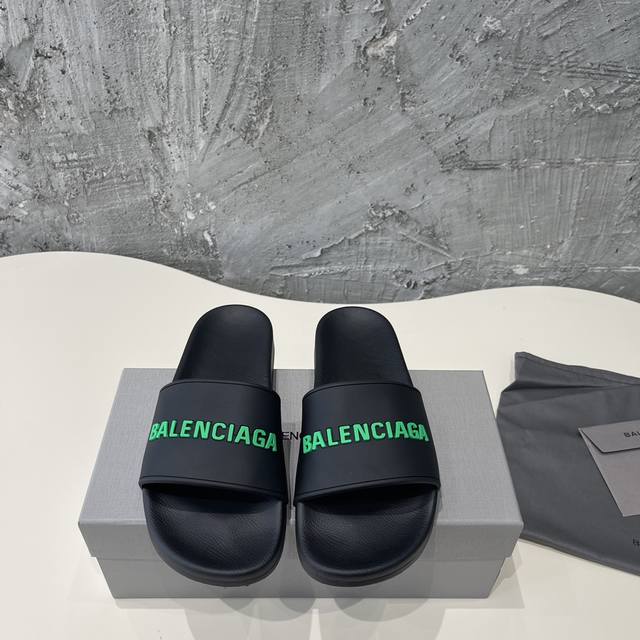 Balenciaga 巴黎世家 顶级版本，版本升级原版开模，致大底私模开版，T材质，一字带特别包脚舒适，松口和勒脚都不会有！脚感舒适升级版发泡脚床，记忆回弹所有