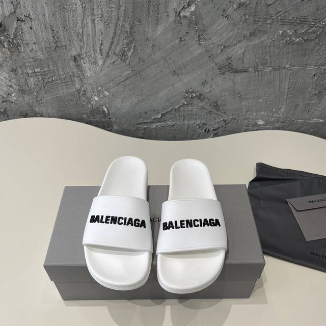 Balenciaga 巴黎世家 顶级版本，版本升级原版开模，致大底私模开版，T材质，一字带特别包脚舒适，松口和勒脚都不会有！脚感舒适升级版发泡脚床，记忆回弹所有