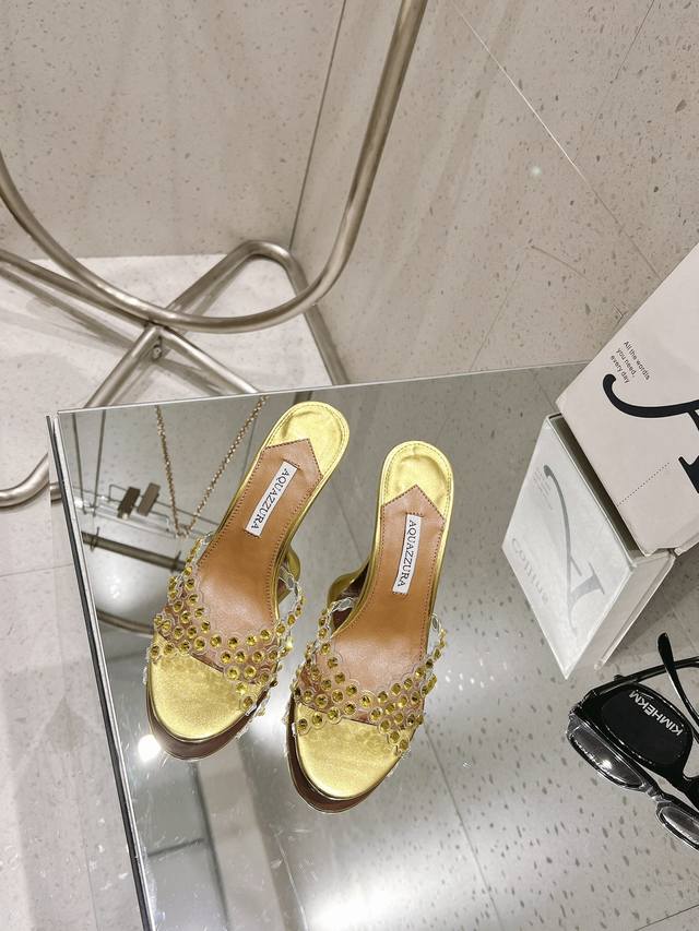 菠萝满钻高跟拖鞋 Aquazzura 菠萝 2023Ss 春夏新品高跟脱鞋。鞋面的钻，超闪 创作即外观线条优美流畅又上脚舒适时髦精必入款。 简洁别致造型，高挑的