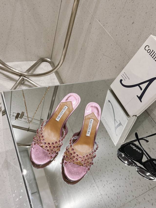 菠萝满钻高跟拖鞋 Aquazzura 菠萝 2023Ss 春夏新品高跟脱鞋。鞋面的钻，超闪 创作即外观线条优美流畅又上脚舒适时髦精必入款。 简洁别致造型，高挑的