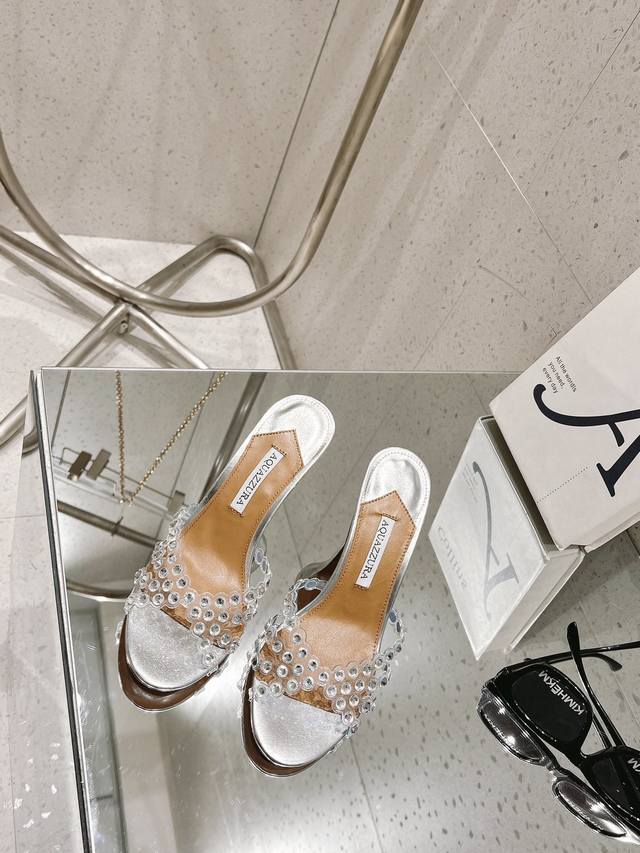 菠萝满钻高跟拖鞋 Aquazzura 菠萝 2023Ss 春夏新品高跟脱鞋。鞋面的钻，超闪 创作即外观线条优美流畅又上脚舒适时髦精必入款。 简洁别致造型，高挑的