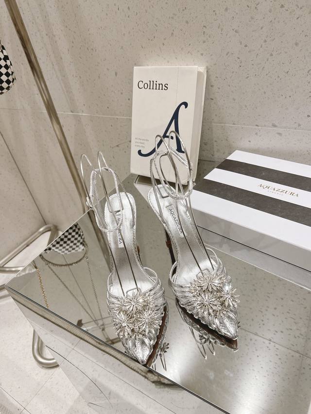 尖头水钻高跟鞋 Aquazzura Zp 原版开模 新品高跟凉鞋。采用原版定制真丝制成，原版开模施华洛奇水钻装饰扣，超闪 大底金色标志性菠萝微标赋予单品丰富的品