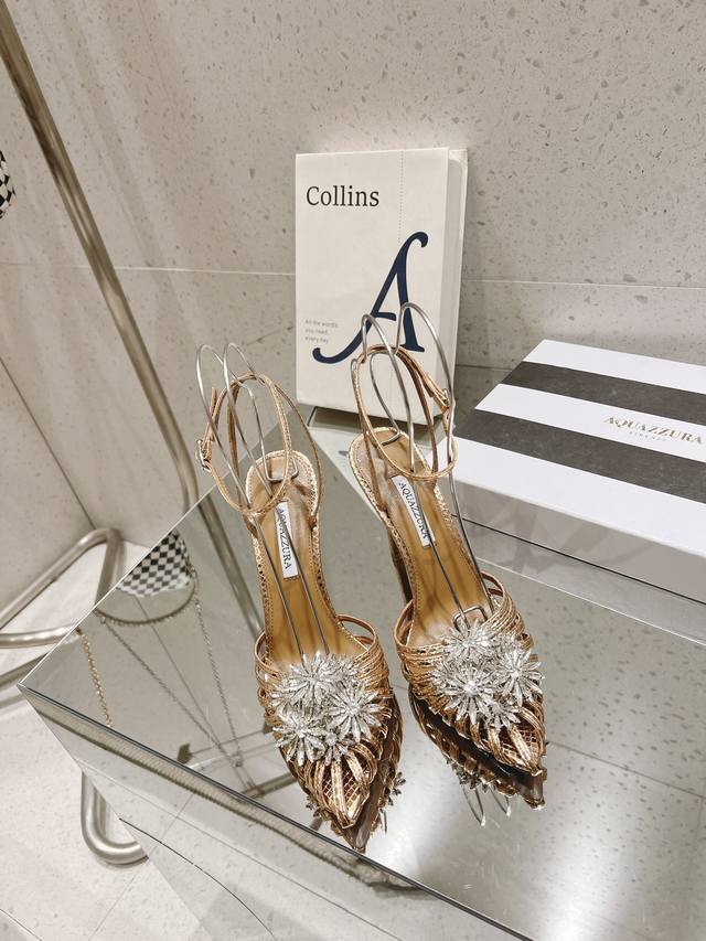 尖头水钻高跟鞋 Aquazzura Zp 原版开模 新品高跟凉鞋。采用原版定制真丝制成，原版开模施华洛奇水钻装饰扣，超闪 大底金色标志性菠萝微标赋予单品丰富的品