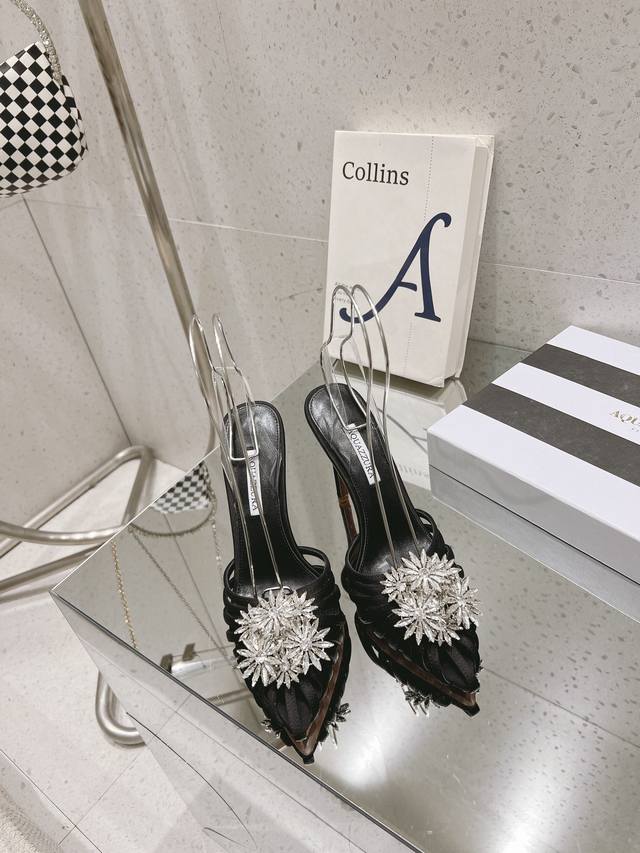 尖头水钻高跟鞋 Aquazzura Zp 原版开模 新品高跟凉鞋。采用原版定制真丝制成，原版开模施华洛奇水钻装饰扣，超闪 大底金色标志性菠萝微标赋予单品丰富的品